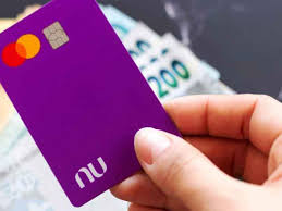 imagem de pessoas com cartão nubank em suas mãos