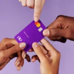imagem de cartão nubank sendo disputado por várias pessoas