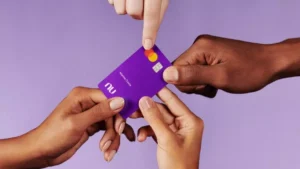 imagem de cartão nubank sendo disputado por várias pessoas
