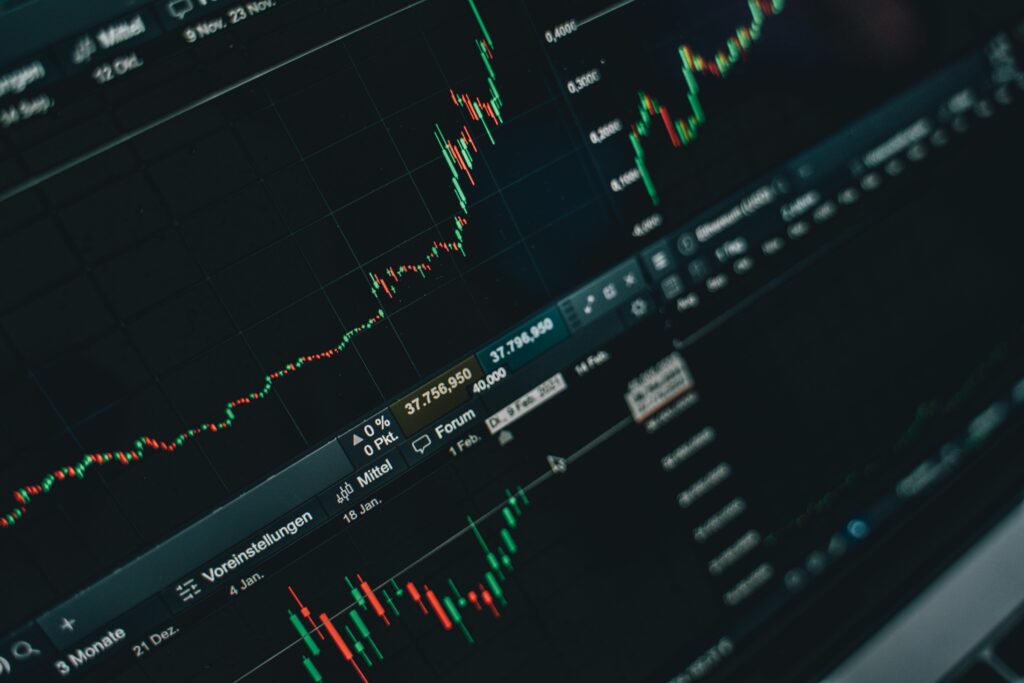 imagem de gráficos que representam as 5 melhores criptomoedas para investir em 2025