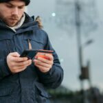 imagem de homem usando seu cartão de crédito entre os 5 melhores