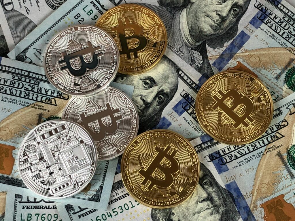 imagem de moedas para representar como investir com segurança em criptomoedas
