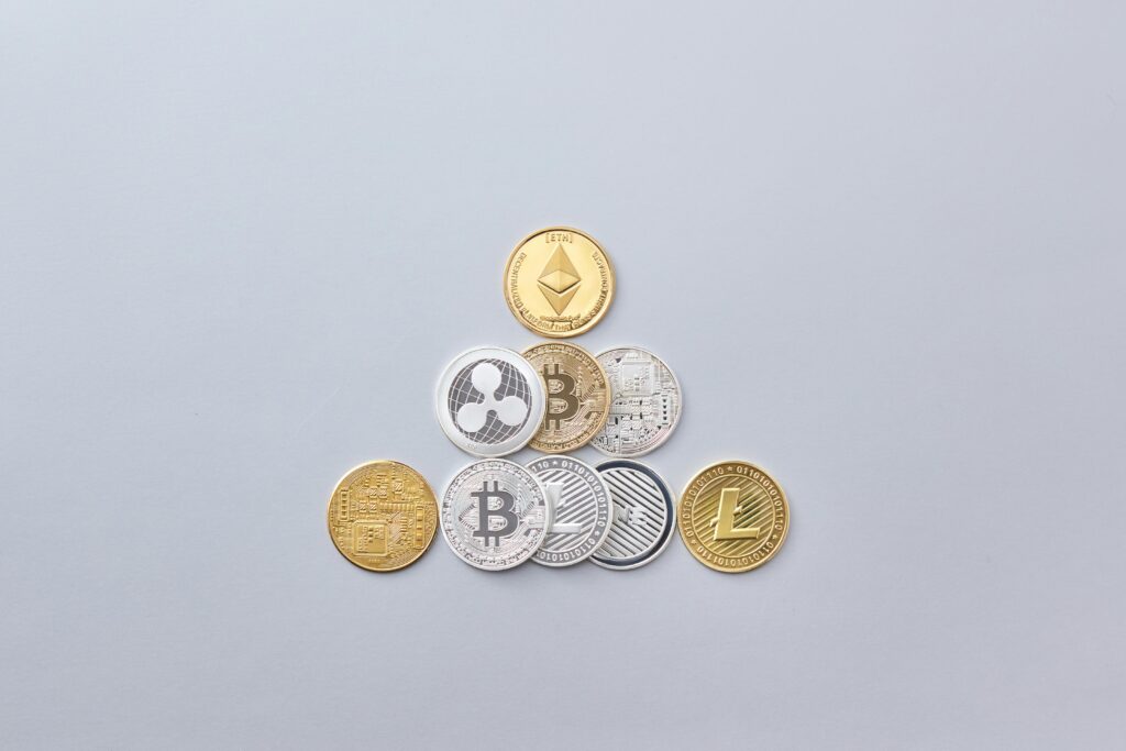 imagem de um punhado das 5 melhores criptomoedas para investir em 2025