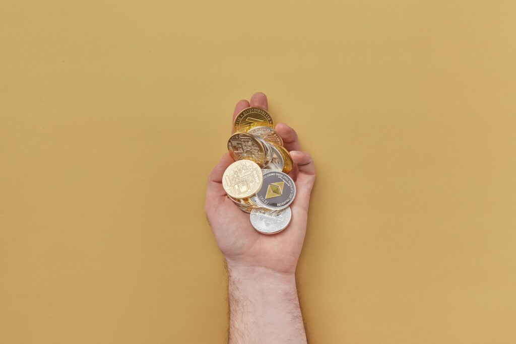 imagem de criptomoedas em uma mão para evitar golpes