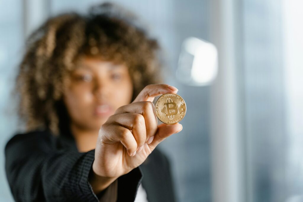 imagem de mulher segurando criptomoedas para declarar no imposto de renda