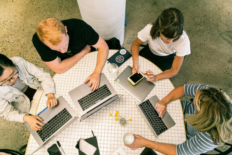 pessoas testando ideia antes de empreender pelo método Lean Startup