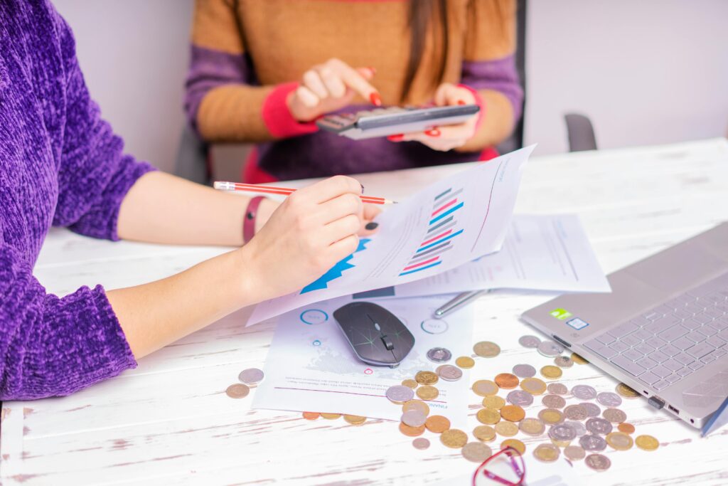 imagem de pessoas tentando empreender sem dinheiro