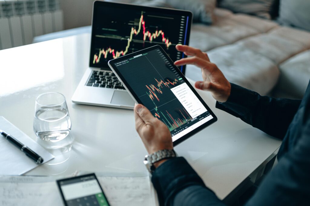 imagem de pessoa analisando como investir em ações da petrobras