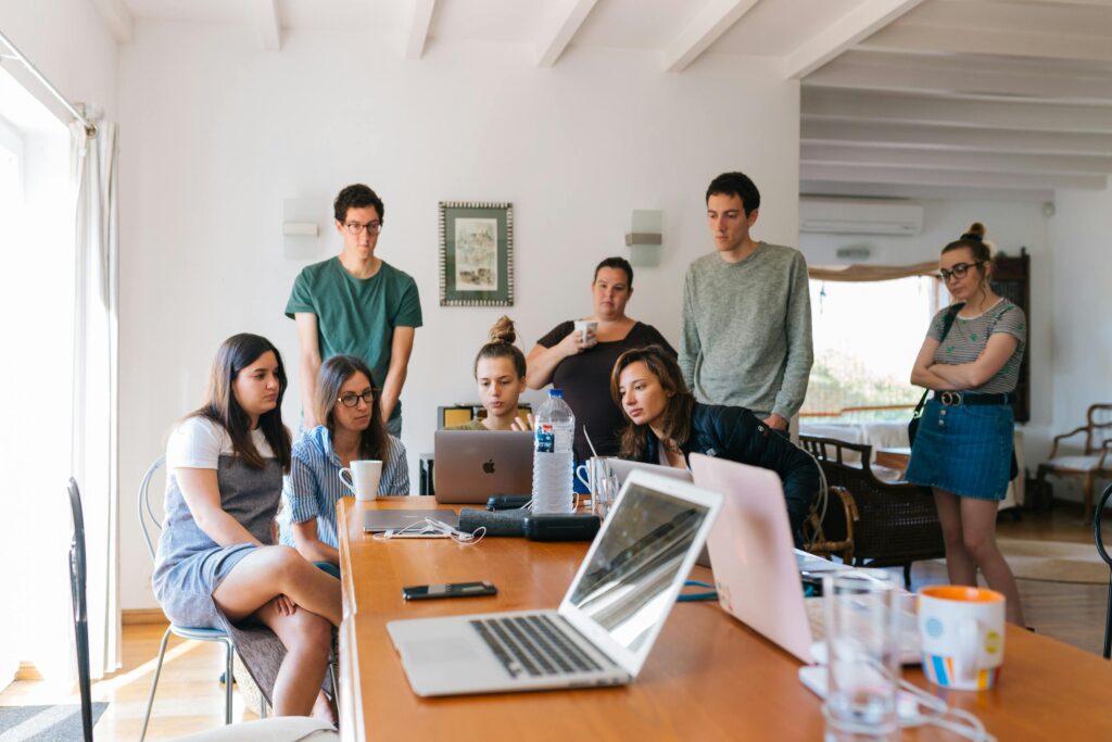 imagem de pessoas discutindo ideias para empreender com método lean startup