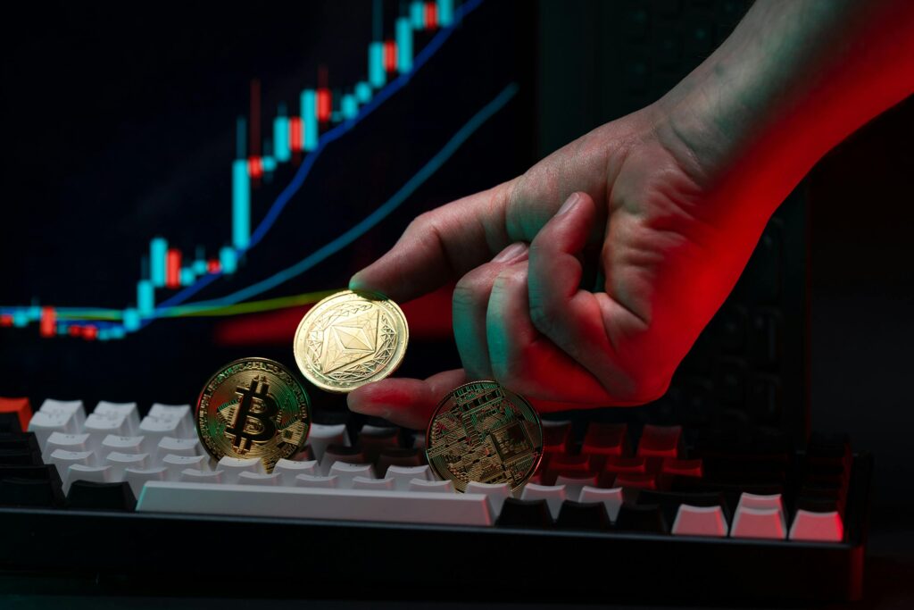 imagem de bitcoin e outras moedas comparando onde investir