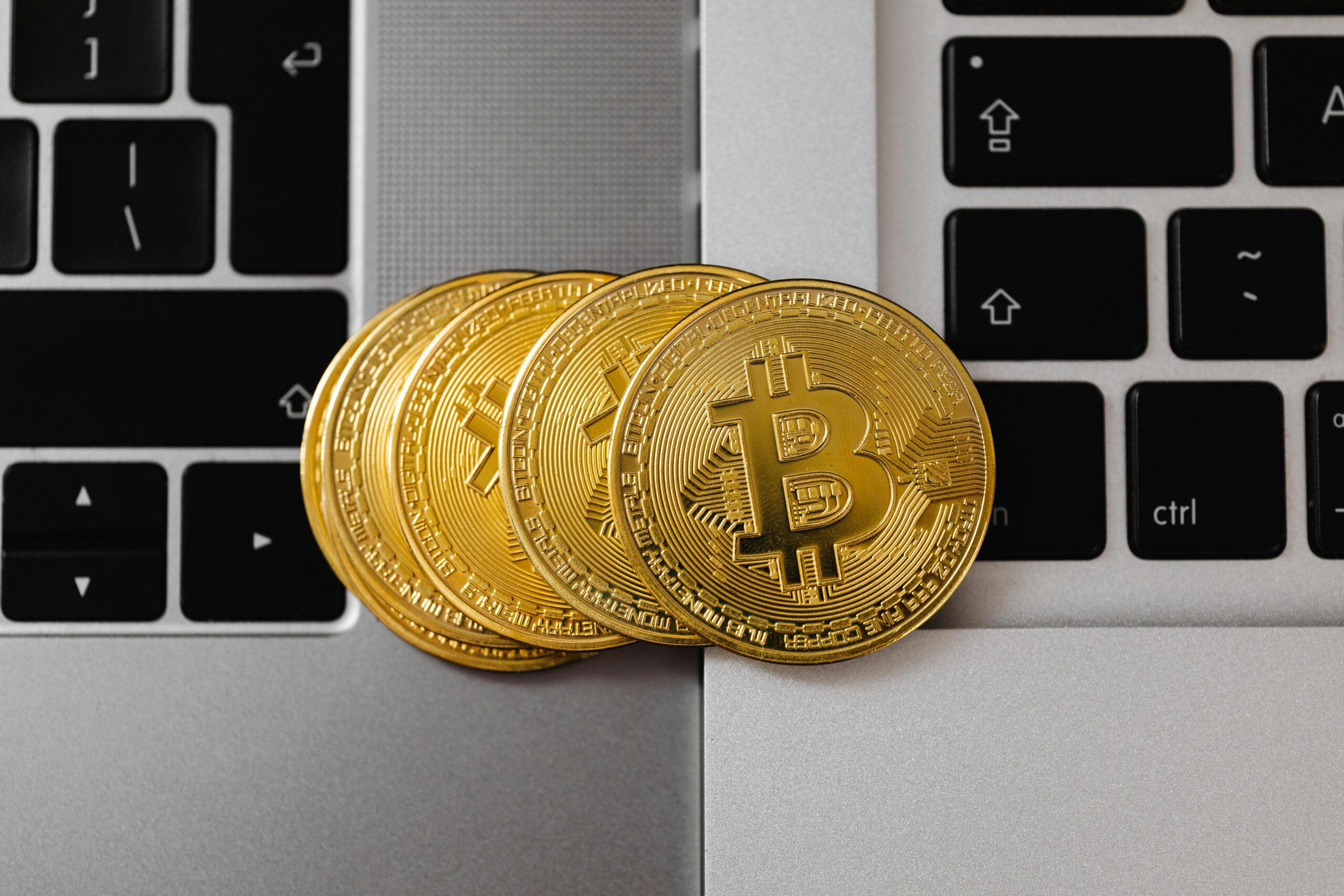 imagem de computadores com moedas digitais ao meio e estratégias para proteger patrimônio