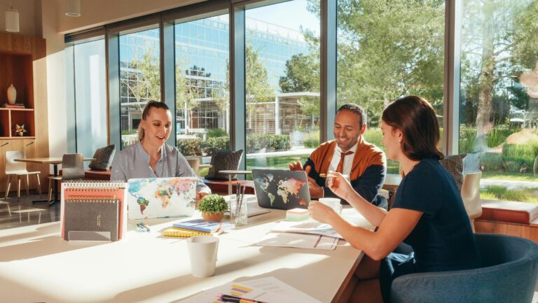 imagem de pessoas discutindo sobre gestão financeira para pequenas empresas