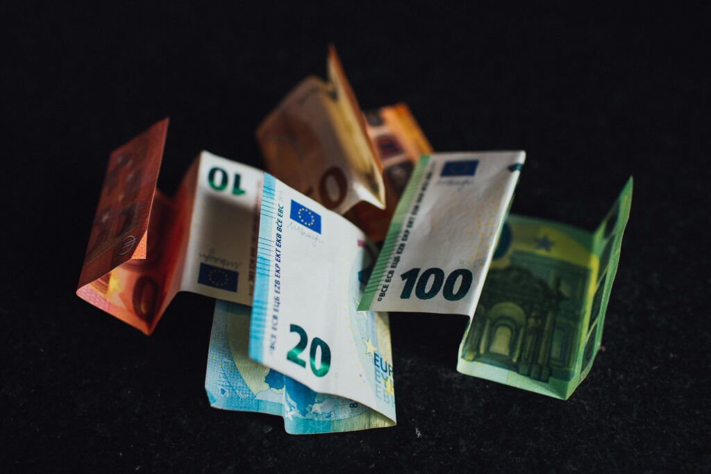 imagem de notas representando investir em ações para iniciantes