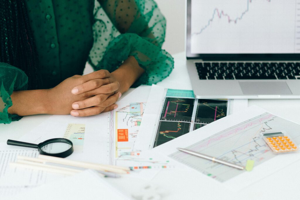 imagem de mulher analisando investimentos de renda fixa vs variável