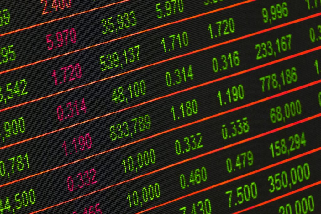 imagem de números em tela com setores promissores do mercado de ações