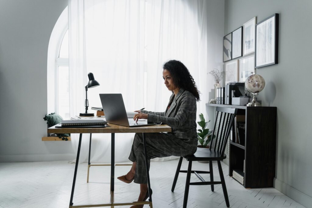 imagem de mulher buscando onde investir o meu dinheiro