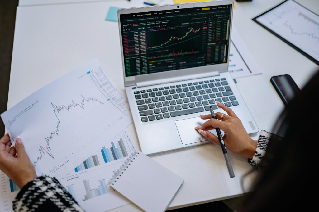imagem de mulher analisando qual a melhor corretora de criptomoedas