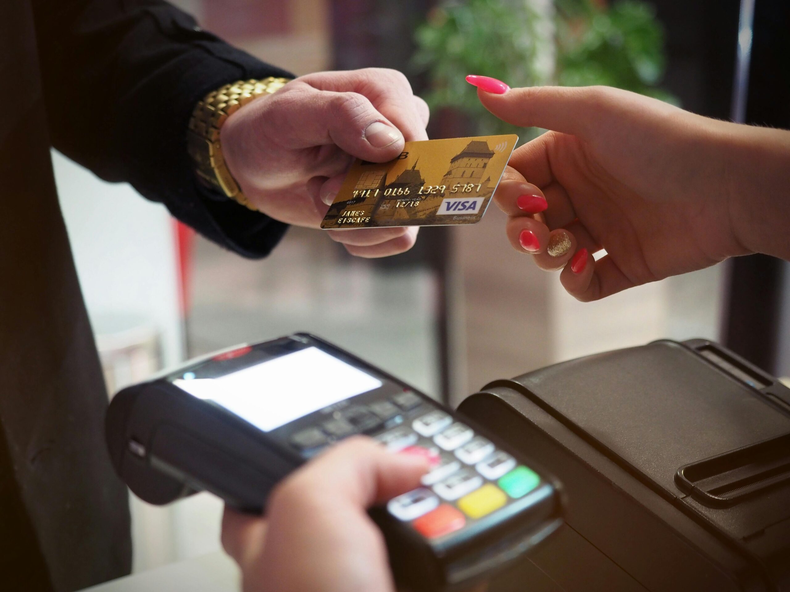 imagem de pessoa passando cartão de banco representando o que é Fintech