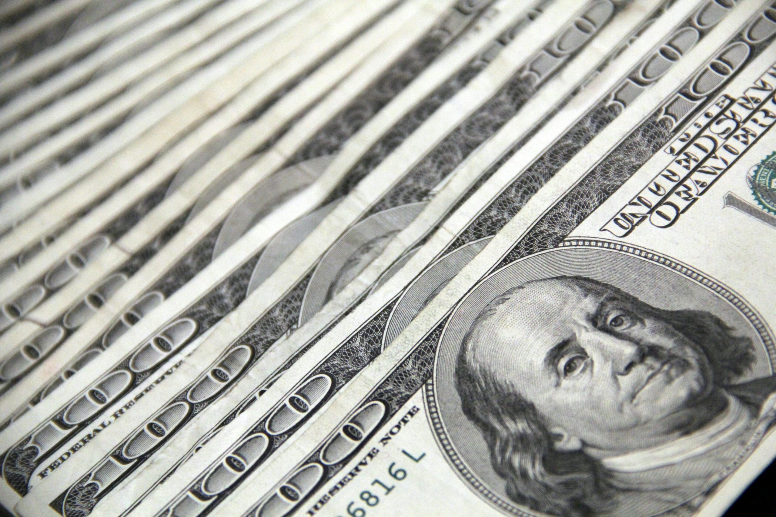 imagem de notas de dólar representando cenário econômico em 2026