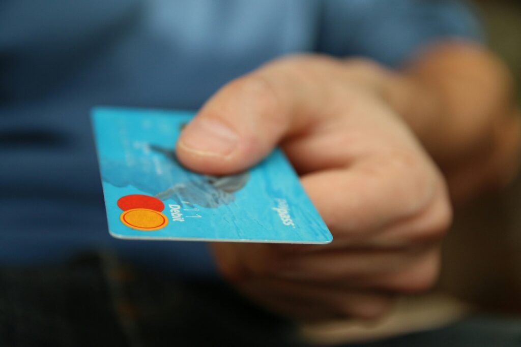 imagem de pessoa passando cartão de banco digital