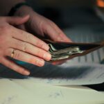 imagem de pessoa contando dinheiro do pix parcelado