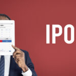 imagem de homem segurando gráficos do IPO do Picpay